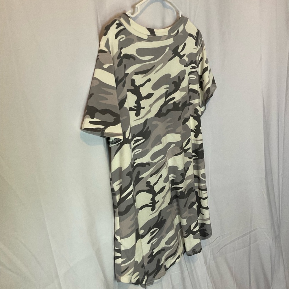 Heimish Women’s Short Sleeve V-Neck Gray Camouflage Size Large - Picture 8 of 11